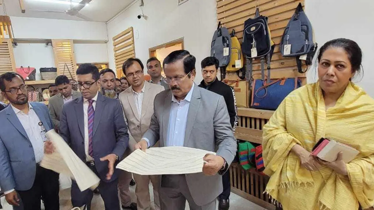 বহুমুখী পাটজাত পণ্য প্রদর্শনী পরিদর্শন করেন জাহাঙ্গীর কবির নানক। ছবি : সংগৃহীত