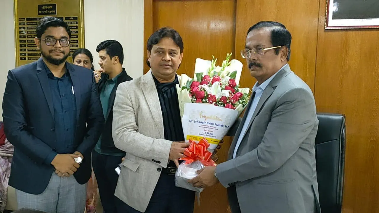 বস্ত্র ও পাটমন্ত্রীর হাতে শুভেচ্ছা স্মারক তুলে দেন রূপায়ণ গ্রুপের ভাইস চেয়ারম্যান আলী আকবর খান রতন। ছবি : সৌজন্য