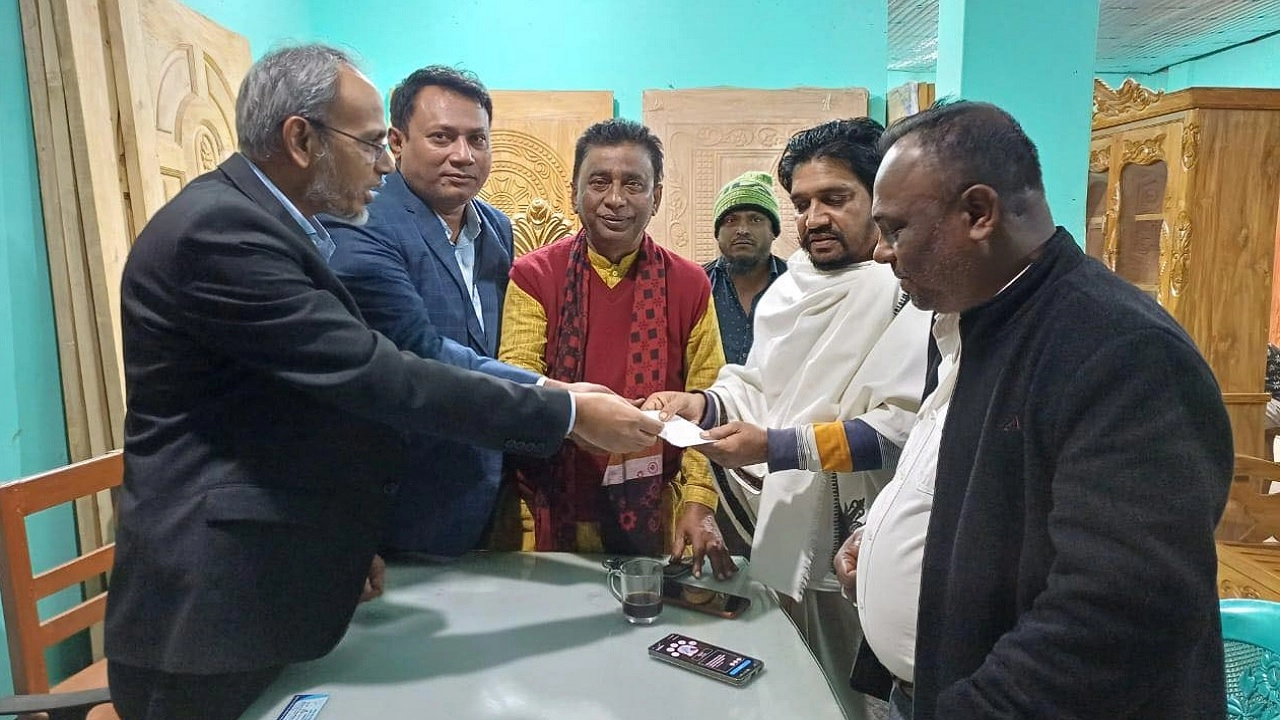 গোপালগঞ্জে আহত নেতাকে দেখতে যান বিএনপির স্বাস্থ্যবিষয়ক সম্পাদক ডা. রফিকুল ইসলাম। ছবি : কালবেলা 
