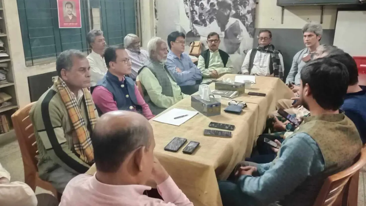 সোমবার রাজধানীর হাতিরপুলে গণসংহতি আন্দোলন কার্যালয়ে গণতন্ত্র মঞ্চের সভায় উপস্থিত নেতারা। ছবি : কালবেলা