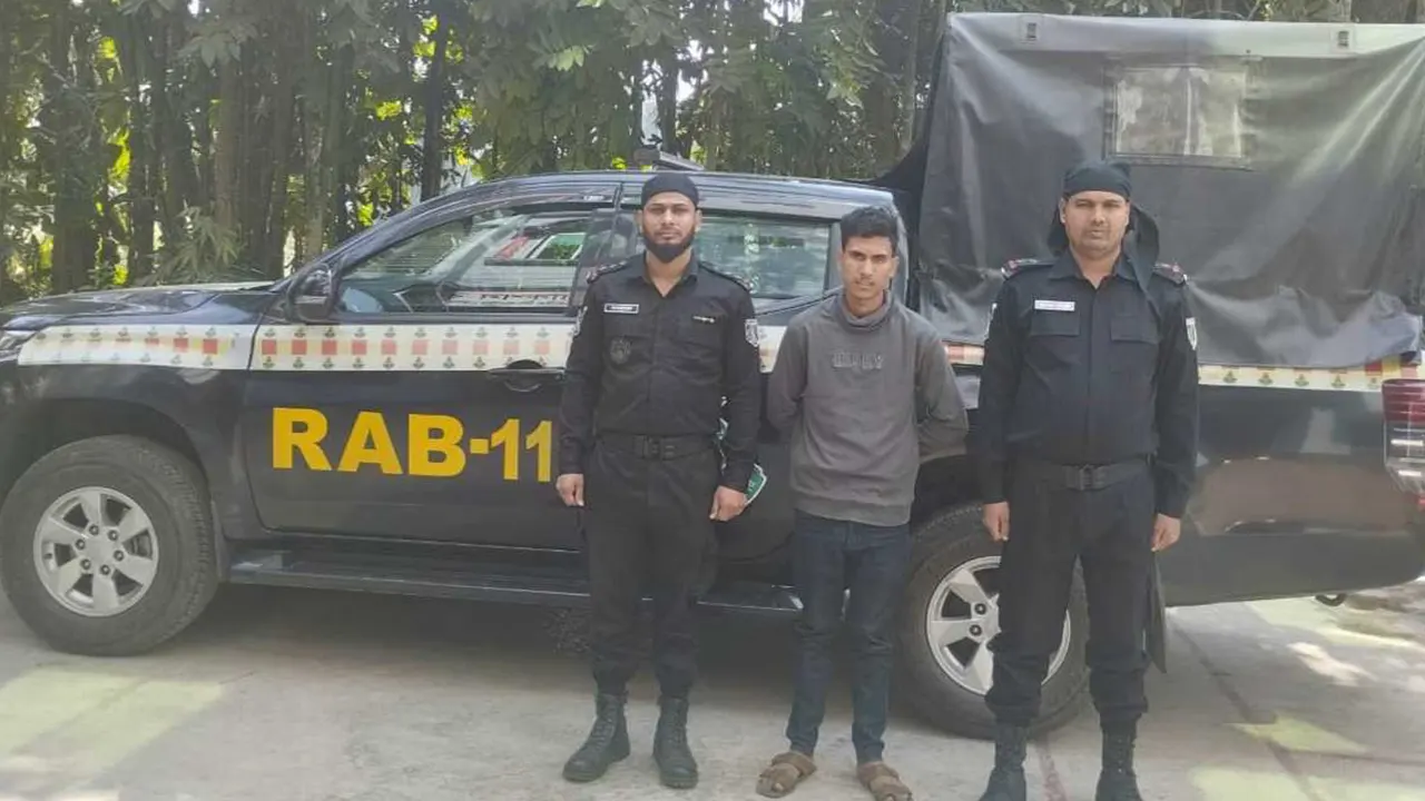 গ্রেপ্তারের পর র‌্যাবের সঙ্গে রাকিব হোসেন সুমন। ছবি : কালবেলা