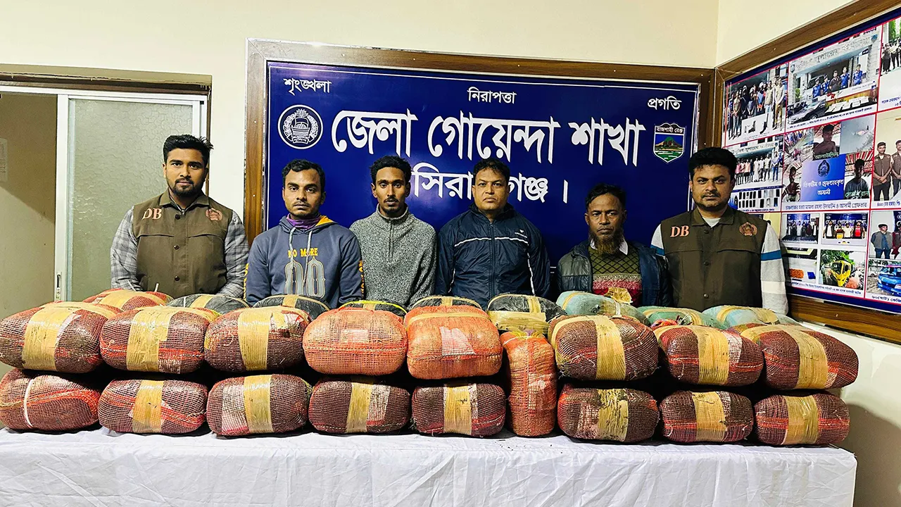 সিরাজগঞ্জের হাটিকুমরুল গোলচত্বরের মহাসড়ক থেকে ট্রাকে বহন করা ৪ মণ মাদকসহ ৪ মাদক কারবারি আটক। ছবি : কালবেলা