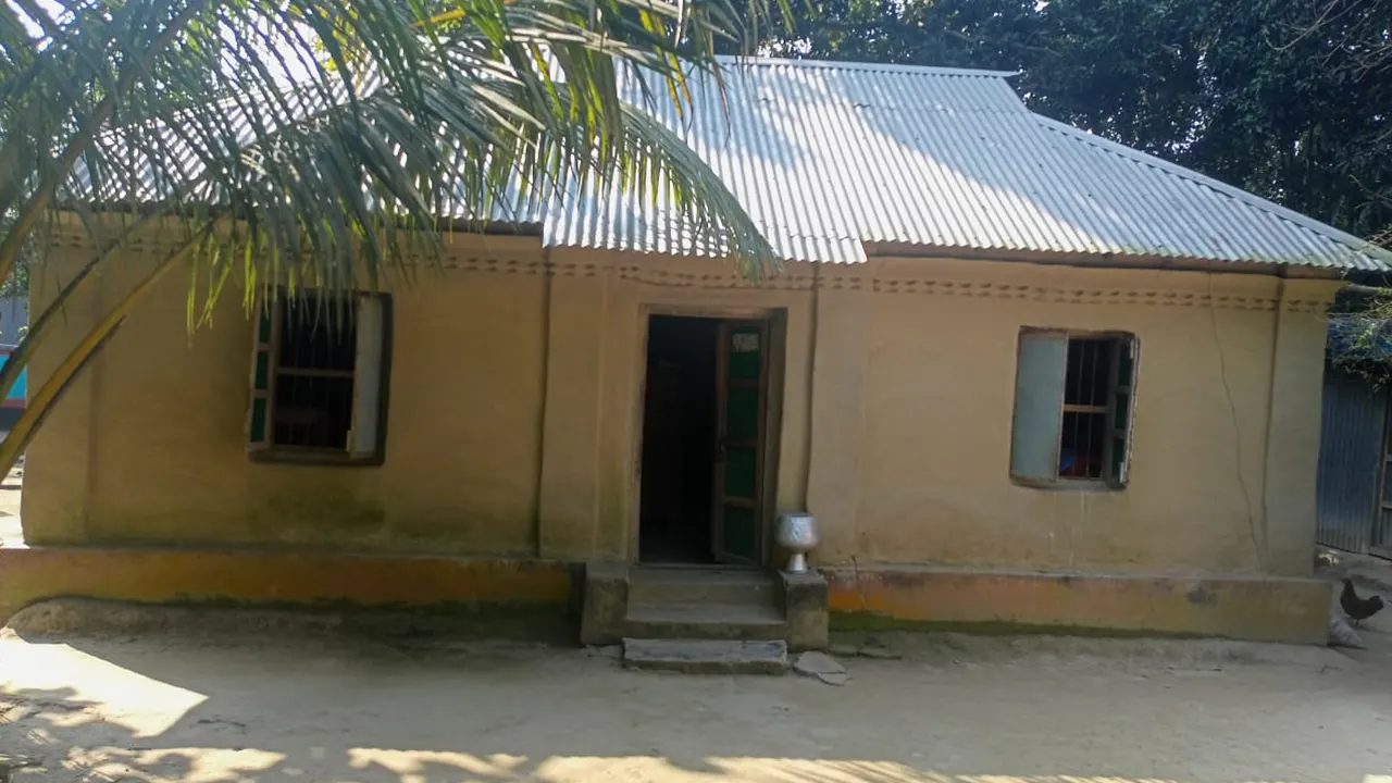 কুমিল্লার ব্রাহ্মণপাড়ায় বিলুপ্তর পথে গ্রামীণ ঐতিহ্যের মাটির ঘর। ছবি : কালবেলা