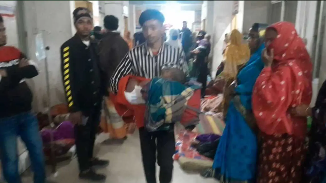 লক্ষ্মীপুরের রায়পুরে ভাত খেয়ে অসুস্থ হওয়ায় শিশু ওমর আলীকে হাসপাতালে নেওয়া হয়। ছবি : কালবেলা