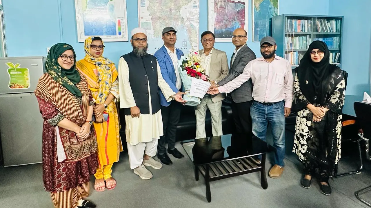 ঢাবির সমুদ্রবিজ্ঞান বিভাগে ক্লাস নিতে গেলে ড. হাছান মাহমুদকে অভিনন্দন জানান বিভাগের শিক্ষক ও শিক্ষার্থীরা। ছবি : সংগৃহীত