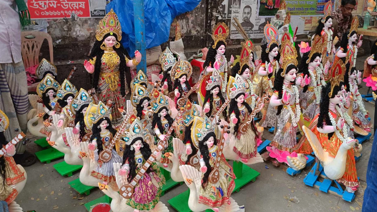 পুরান ঢাকায় বসেছে জমজমাট প্রতিমার হাট। ছবি : কালবেলা