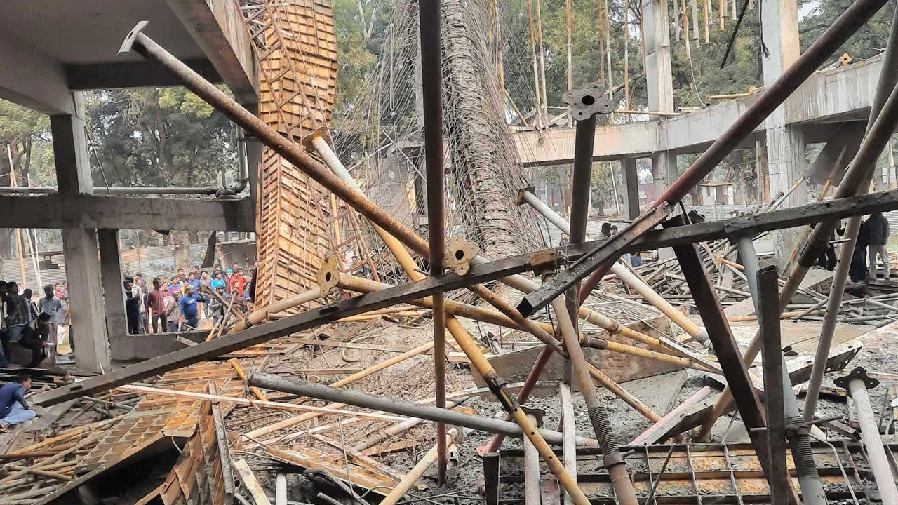 রাবির নির্মাণাধীন ১০তলা শহীদ এ এইচ কামারুজ্জামান হলের অডিটোরিয়াম ছাদে ধস। পুরনো ছবি