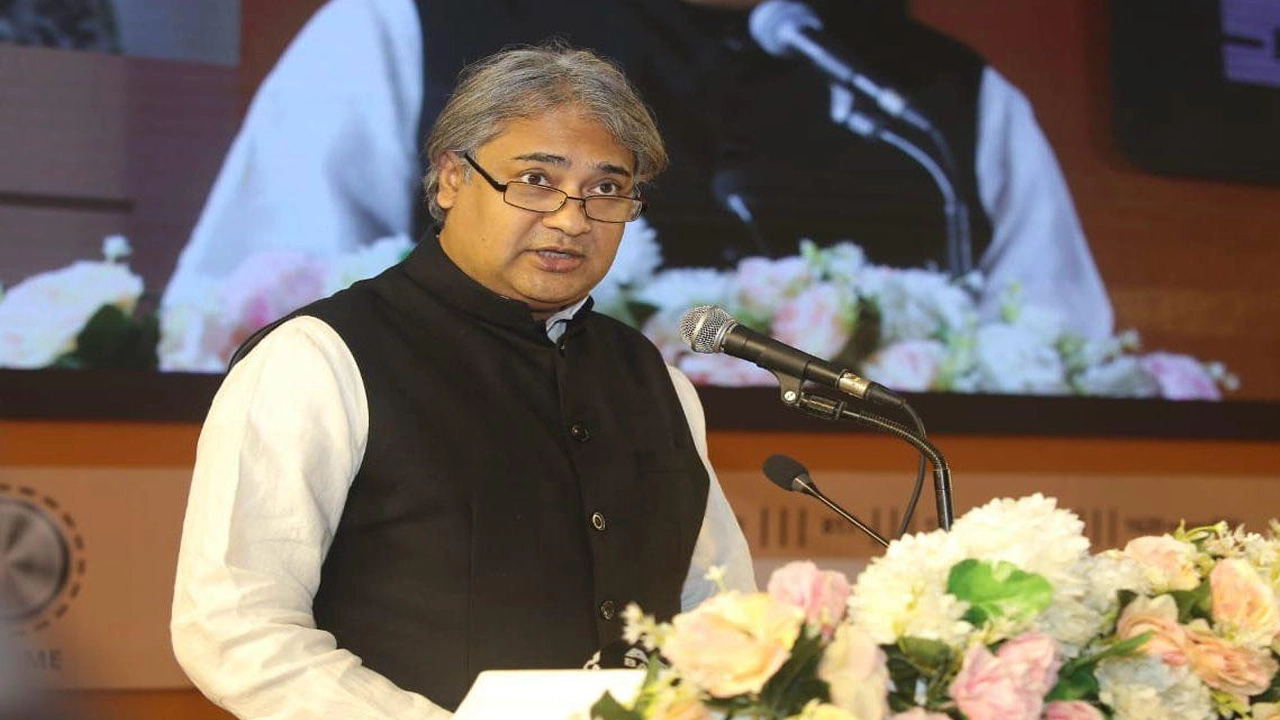 বাংলাদেশ বেতারের সদর দপ্তরে বিশ্ব বেতার দিবস ২০২৪ উপলক্ষে আয়োজিত আলোচনা সভায় কথা বলেন তথ্য ও সম্প্রচার প্রতিমন্ত্রী। ছবি : কালবেলা