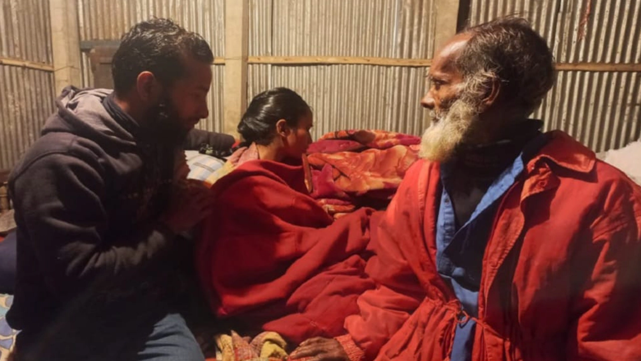 স্বামী ও বাবার মাঝে কল্পনা আক্তার। ছবি : কালবেলা