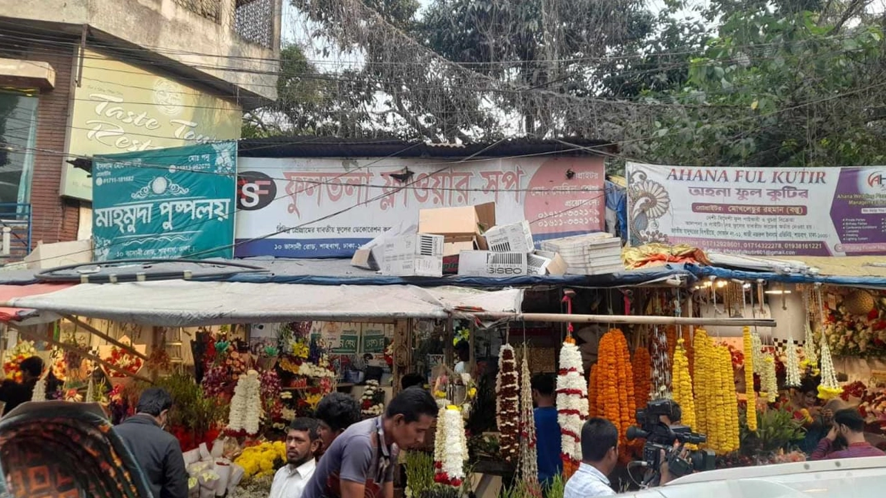 শাহবাগে সংবাদ সংগ্রহের কাজে গিয়ে ফুলের দোকানের কর্মচারী কর্তৃক হামলায় ঢাকা বিশ্ববিদ্যালয়ের তিন সংবাদকর্মী আহত হয়েছেন। ছবি : কালবেলা