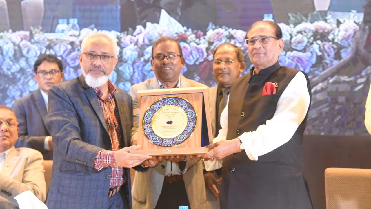 কৃষিবিদ দিবস উপলক্ষে আয়োজিত অনুষ্ঠানে প্রধান অতিথি প্রাণিসম্পদমন্ত্রী মো. আবদুর রহমান। ছবি : সংগৃহীত