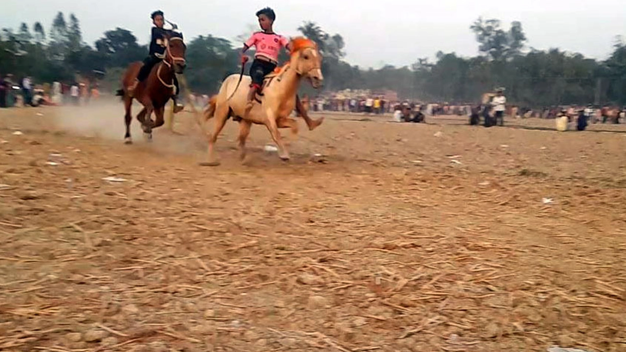 ঘোড়ার পিঠে চড়ে ছুটছেন দুই প্রতিযোগী। ছবি : কালবেলা