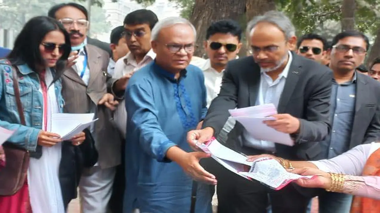 জনগণের মাঝে লিফলেট বিতরণকালে প্রধান অতিথির বক্তব্যে দেন বিএনপির সিনিয়র যুগ্ম মহাসচিব রুহুল কবির রিজভী। ছবি : সংগৃহীত