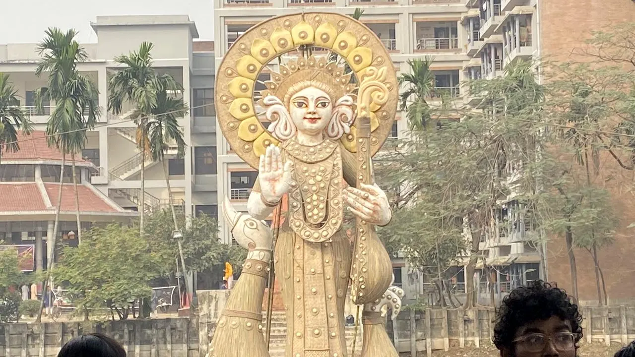 উৎসবমুখর পরিবেশে ঢাবিতে চলছে সরস্বতী পূজা। ছবি : কালবেলা