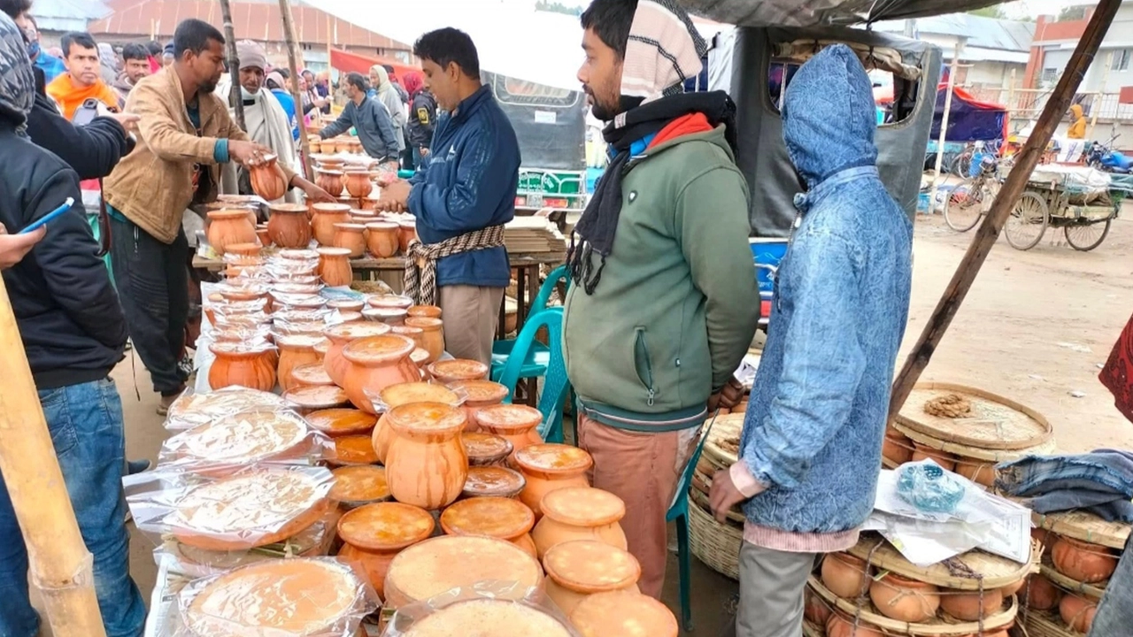 ৩০০শ বছরের ঐতিহ্যবাহী দই মেলায় উৎসুক জনতার ভিড়। ছবি : কালবেলা