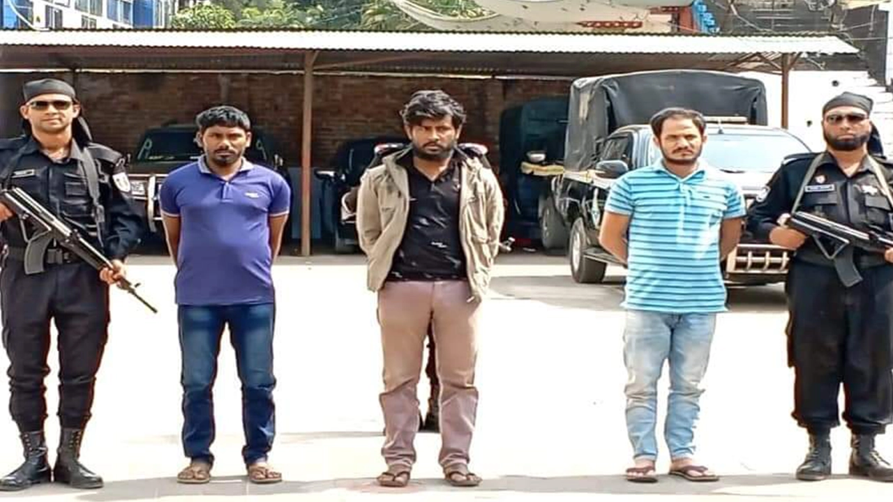 কক্সবাজারে আরসার সেকেন্ড-ইন-কমান্ডার আবুল হাশিম ও আরসাপ্রধান আতাউল্লাহ জুনুনির দেহরক্ষীসহ আটক ৩। ছবি : কালবেলা