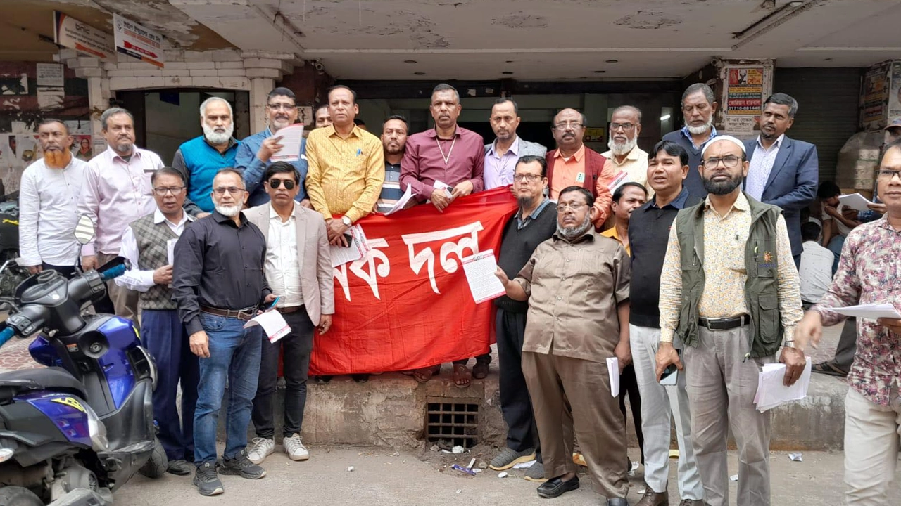 মতিঝিল ও দিলকুশায় শ্রমিক দলের লিফলেট বিতরণ। ছবি : কালবেলা