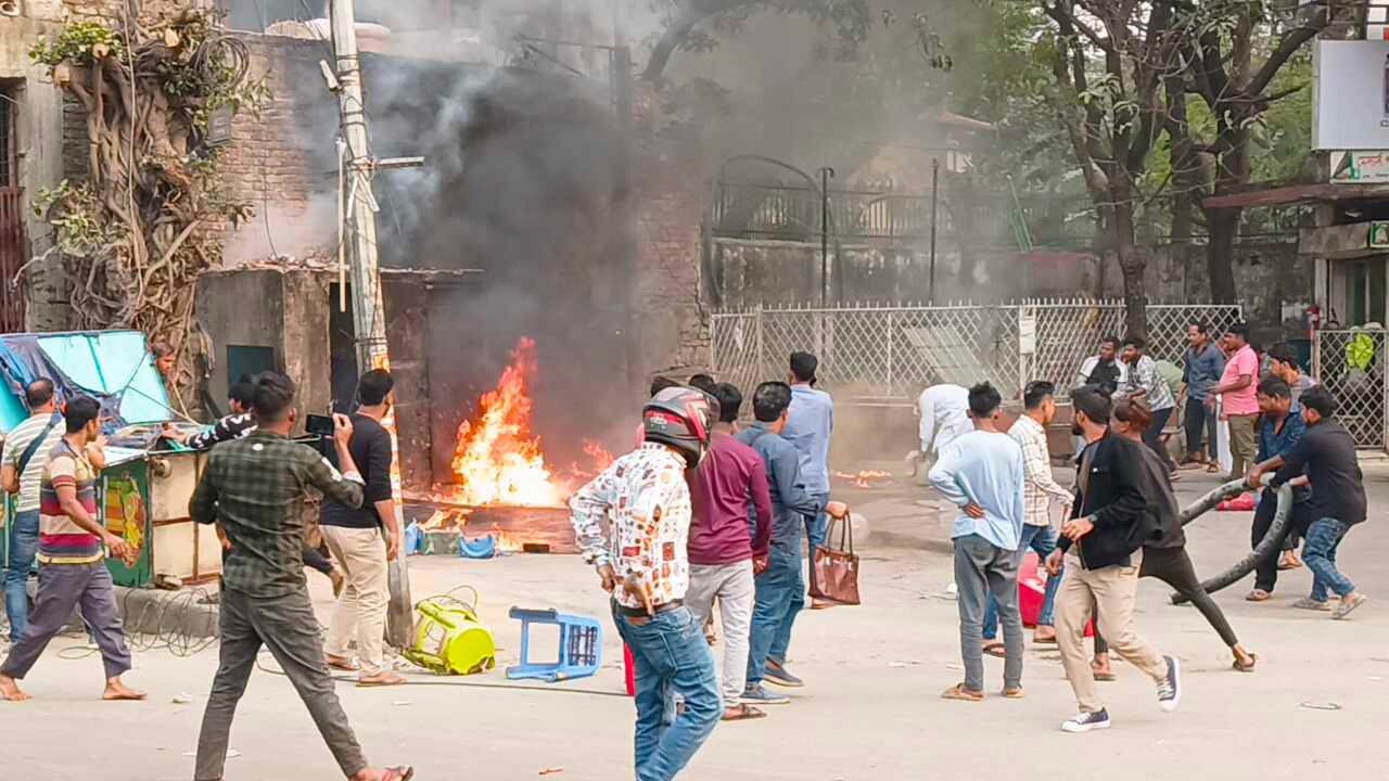 বিকেল ৩টা ৫০ মিনিটের দিকে এ অগ্নিকাণ্ডের ঘটনা ঘটে। ছবি : মোরশেদ আলম