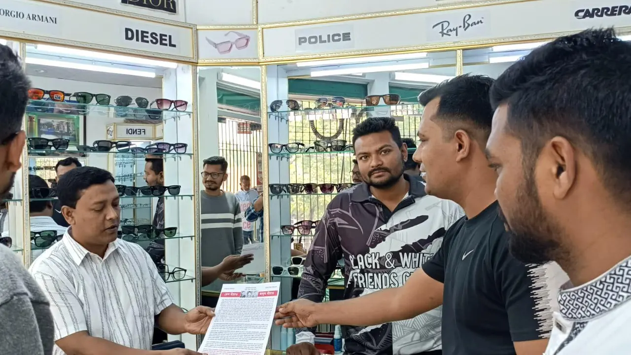 রাজধানীতে ছাত্রদল নেতা তারিকের নেতৃত্বে লিফলেট বিতরণ। ছবি : কালবেলা