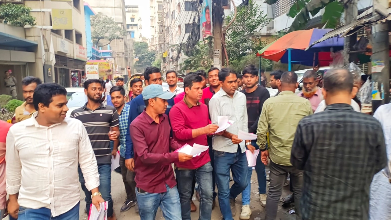 পল্টন-বিজয়নগরে লিফলেট বিতরণ করছেন ছাত্রদলের নেতাকর্মীরা। ছবি : কালবেলা 