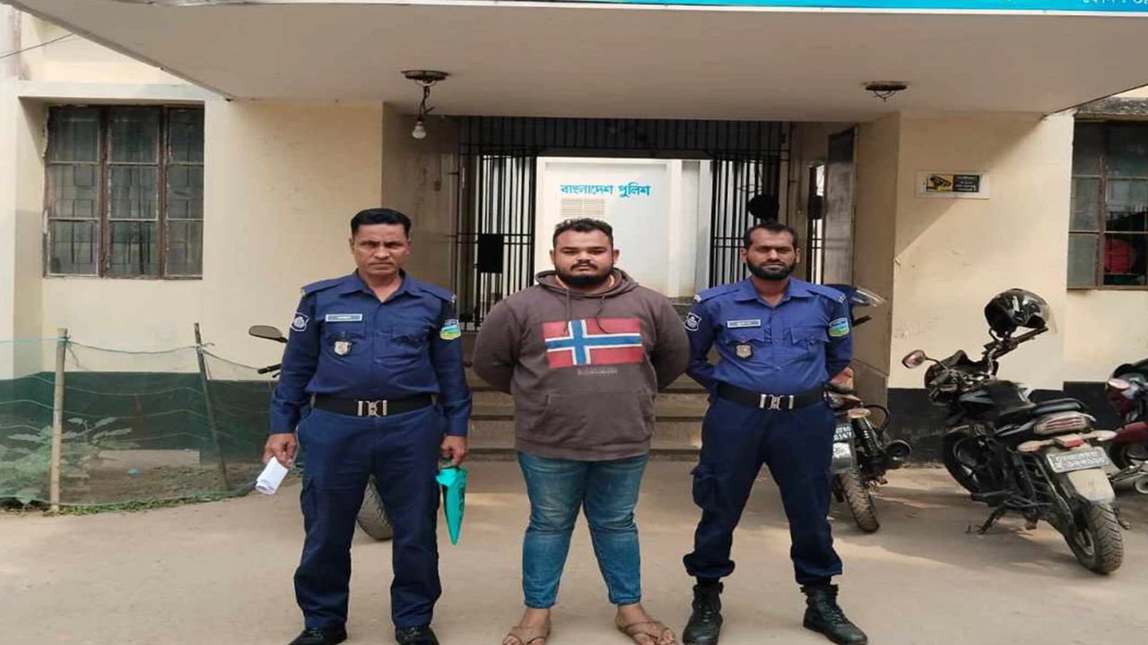 পুলিশ সদস্যদের মাঝে গ্রেপ্তার ইমরান হাসান সিজান। ছবি : কালবেলা
