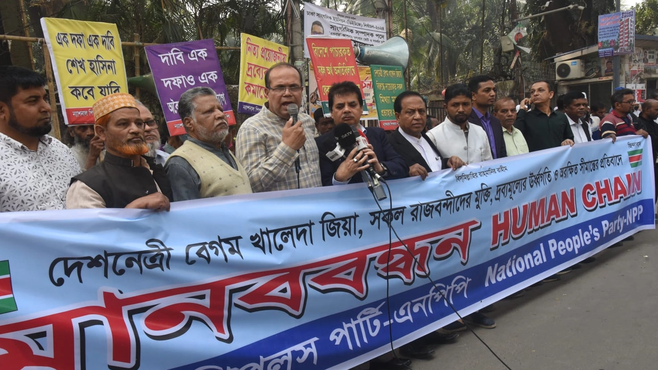 খালেদা জিয়াসহ রাজবন্দিদের মুক্তি, দ্রব্যমূল্যের ঊর্ধ্বগতি এবং অরক্ষিত সীমান্তের প্রতিবাদে এক মানববন্ধনে কথা বলেন ড. ফরিদুজ্জামান ফরহাদ। ছবি : কালবেলা