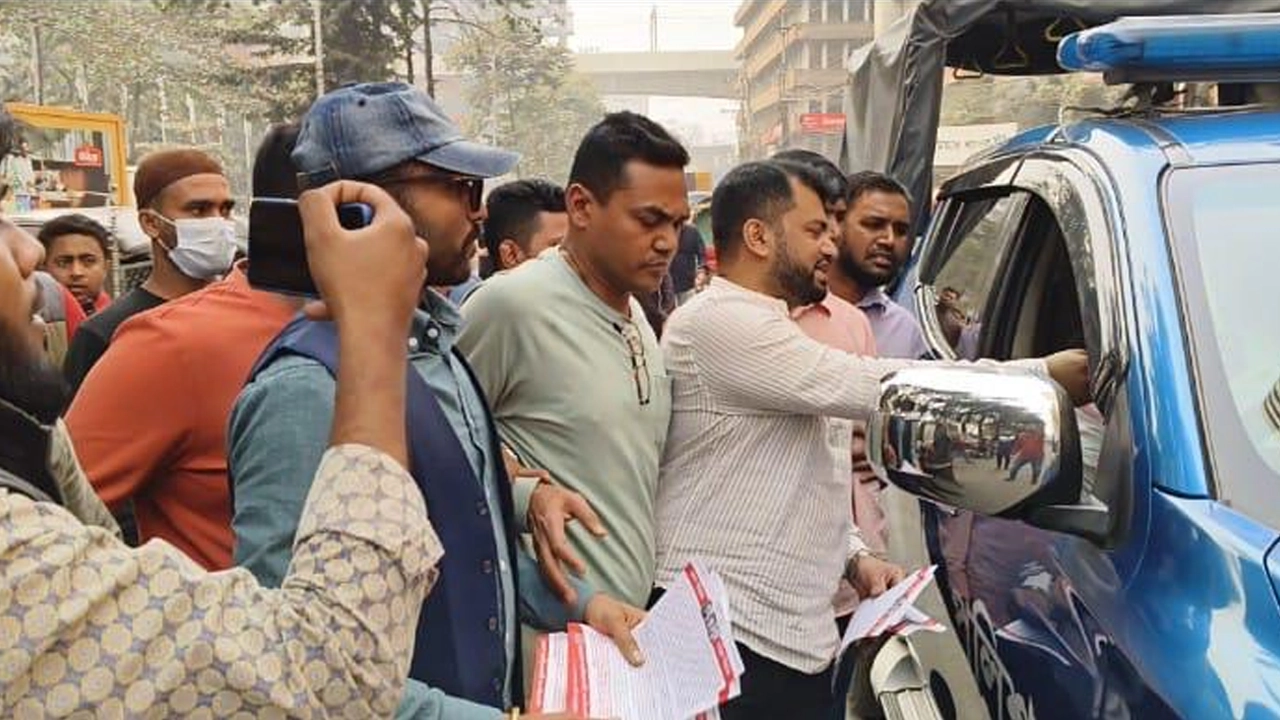 পুলিশের হাতে লিফলেট দিলেন যুবদল নেতারা। ছবি : কালবেলা