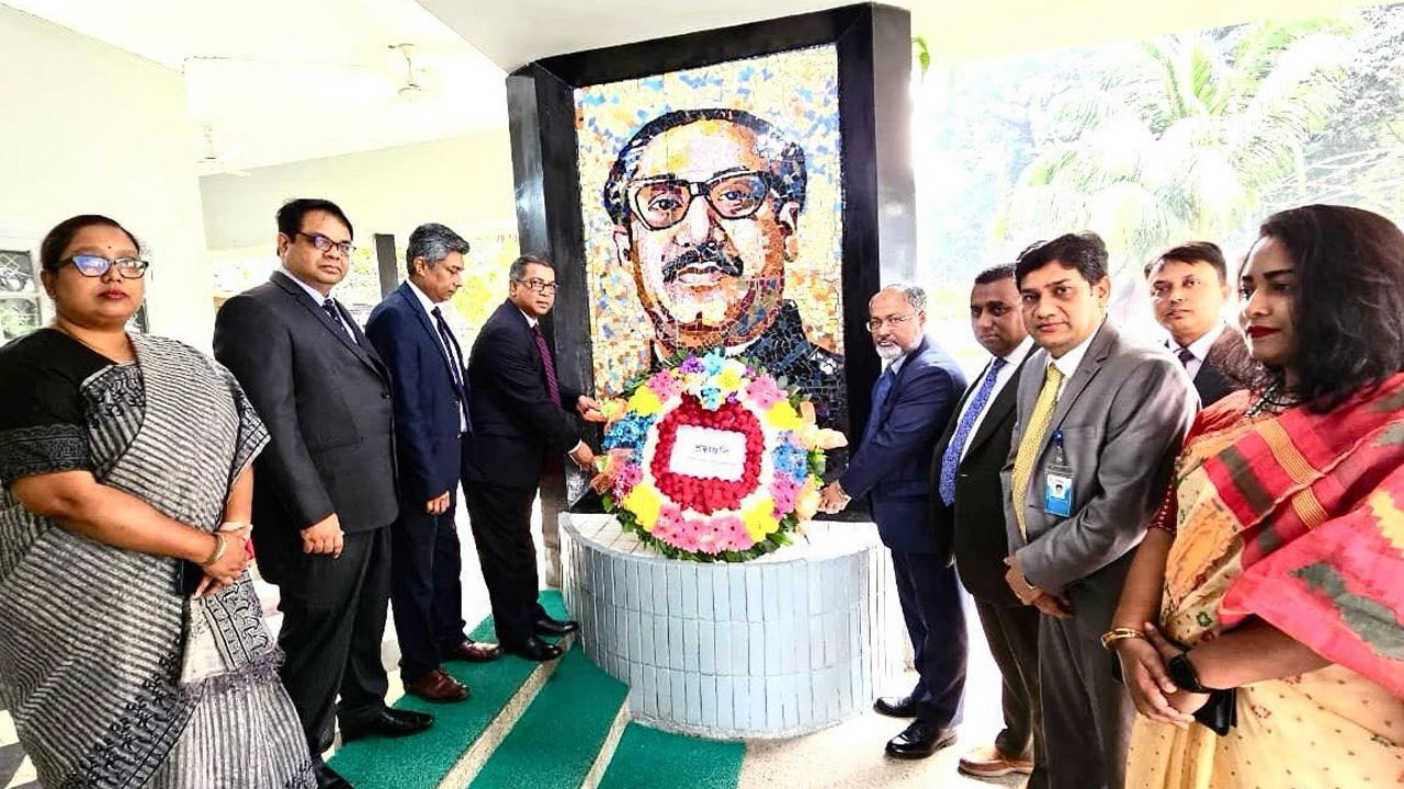 বঙ্গবন্ধু শেখ মুজিবুর রহমানের প্রতিকৃতিতে পুষ্পস্তবক অর্পণ করেছে বাংলাদেশ ফরেন সার্ভিস অ্যাসোসিয়েশন। ছবি : সৌজন্য