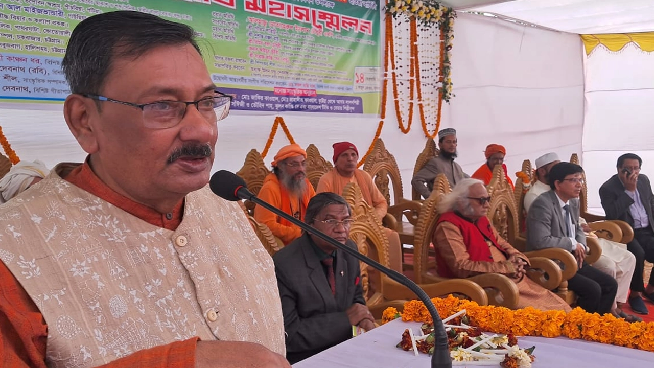 চট্টগ্রামের পটিয়ায় আন্তঃধর্মীয় মহাসম্মেলনে বক্তব্য রাখছেন প্রেস ক্লাব অব ইন্ডিয়ার সভাপতি গৌতম লাহিড়ি। ছবি : কালবেলা