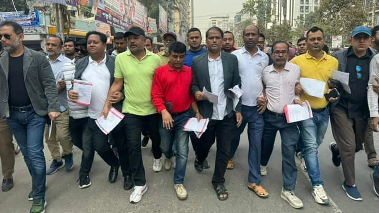 পুরানা পল্টনে লিফলেট বিতরণ করেছে স্বেচ্ছাসেবক দল। ছবি : কালবেলা