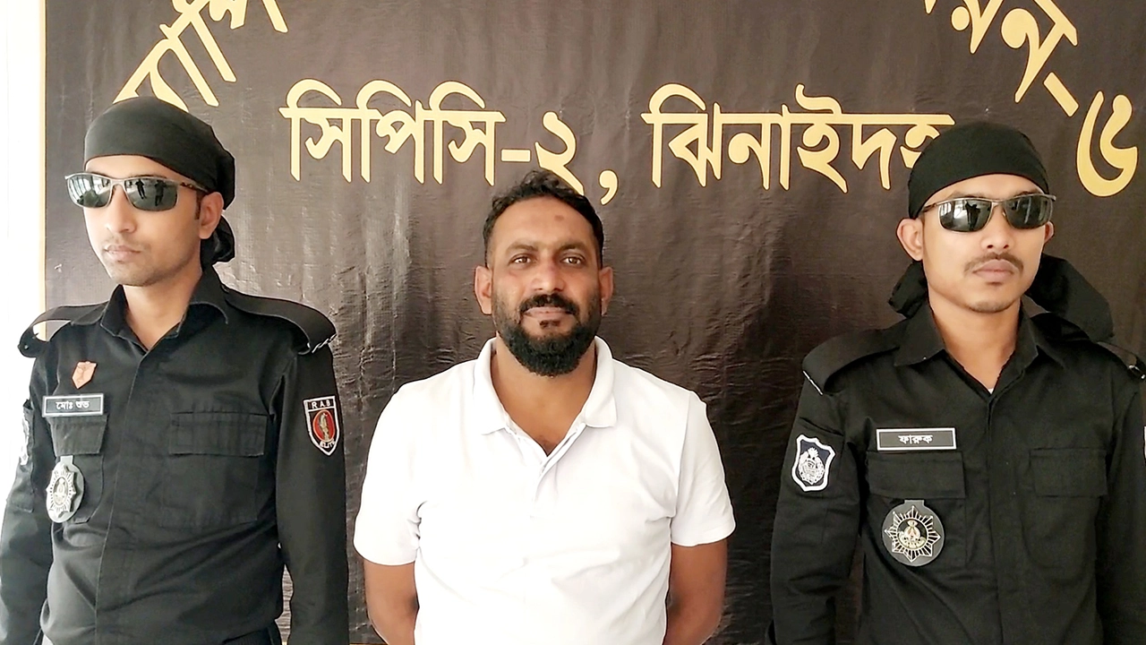 ঝিনাইদহে র‍্যাবের অভিযানে দেশীয় অস্ত্র ও গুলিসহ গ্রেপ্তার শামসুজ্জামান। ছবি : সংগৃহীত