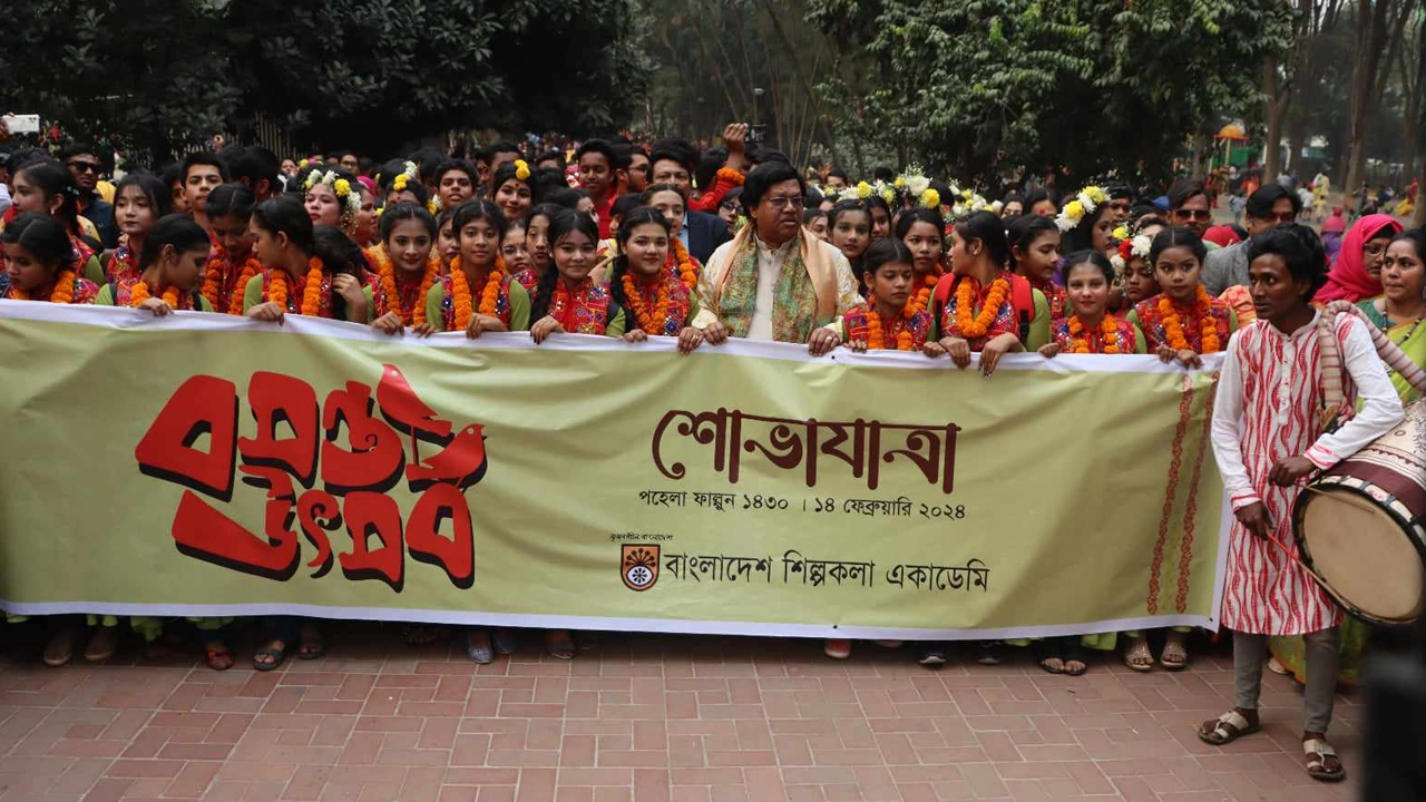 বসন্ত বরণে বর্ণাঢ্য শোভাযাত্রা করেছে বাংলাদেশ শিল্পকলা একাডেমি। ছবি : কালবেলা