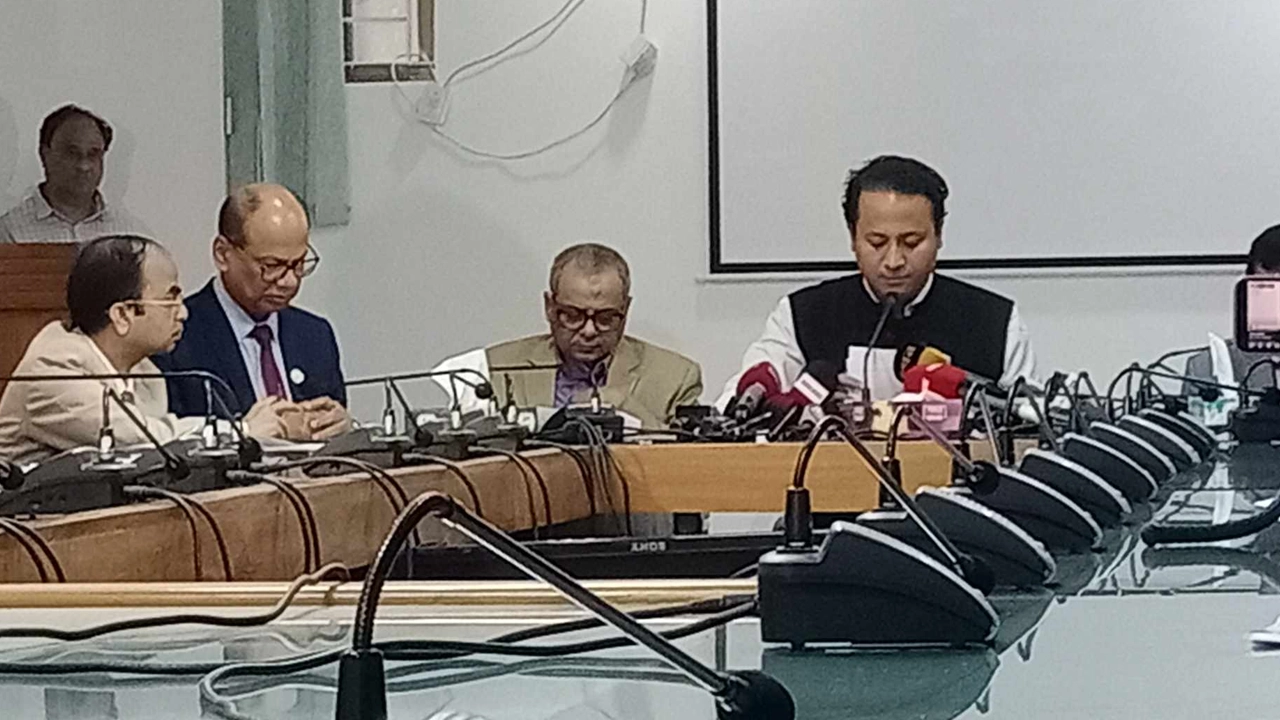 আন্তর্জাতিক মাতৃভাষা ইনস্টিটিউটের সম্মেলনকক্ষে এসএসসি পরীক্ষা নিয়ে সংবাদ সম্মেলনে বক্তব্য দেন শিক্ষামন্ত্রী মহিবুল হাসান চৌধুরী। ছবি : কালবেলা