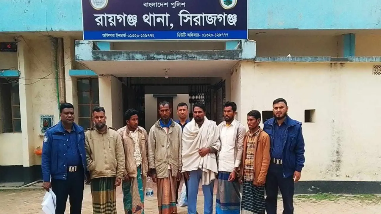 সিরাজগঞ্জের রায়গঞ্জে পুলিশের হাত থেকে আসামী ছিনিয়ে নেওয়ার ঘটনায় দায়ের করা মামলায় ৫ জনকে গ্রেপ্তার করা হয়। ছবি : কালবেলা