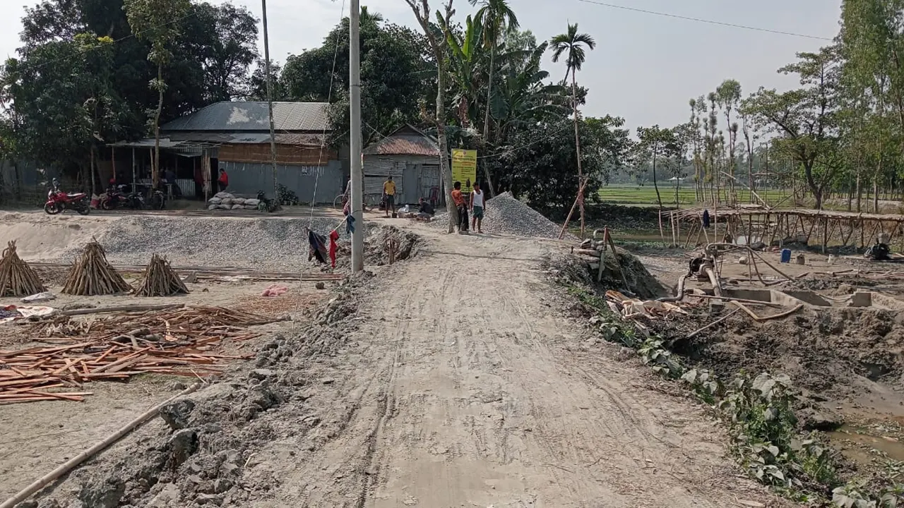 সেতু নির্মাণ স্থান সংলগ্ন পুকুর পাড়টিতে মাটি ফেলে বিকল্প সড়ক করা হয়েছে। ছবি : কালবেলা