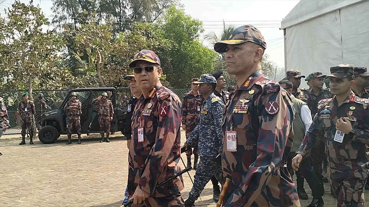 ইনানীতে পৌঁছেছেন বিজিবির মহাপরিচালক মেজর জেনারেল মোহাম্মদ আশরাফুজ্জামান সিদ্দিকী। ছবি : কালবেলা