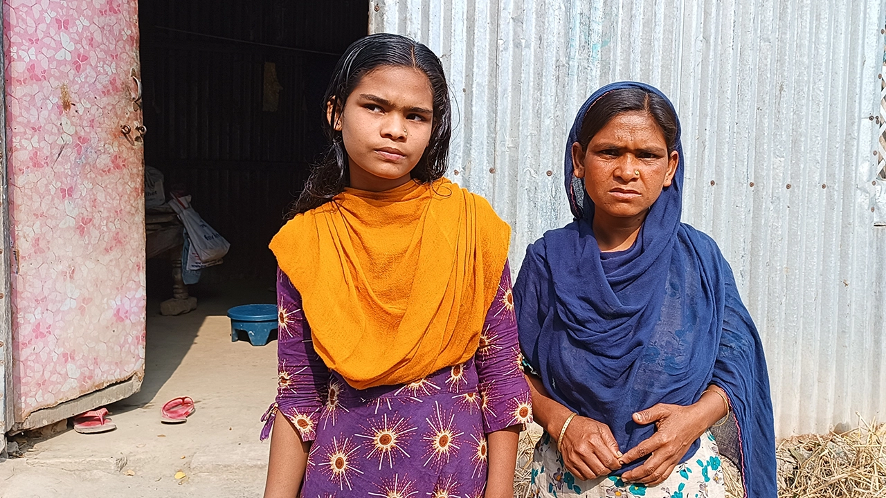 মেয়ের সঙ্গে হবিগঞ্জের বাসিন্দা শাজমান মিয়ার কন্যা লাইলী আক্তার। ছবি : কালবেলা