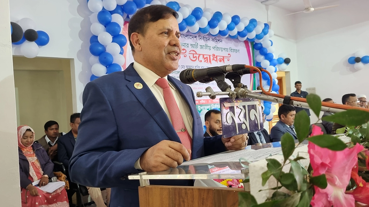 কুষ্টিয়ার ভেড়ামারায় স্মার্ট জাতীয় পরিচয়পত্র বিতরণ অনুষ্ঠানে ইসি মো. আহসান হাবীব খান। ছবি : কালবেলা