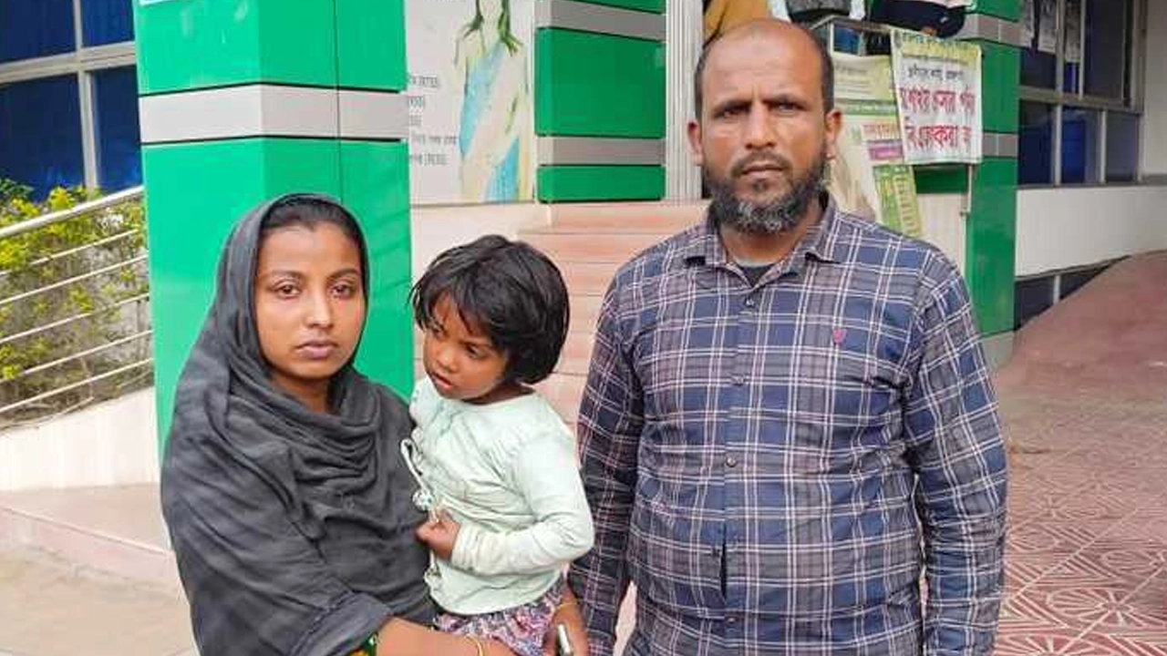 মায়ের কোলে শিশু হাফসা। ছবি : কালবেলা