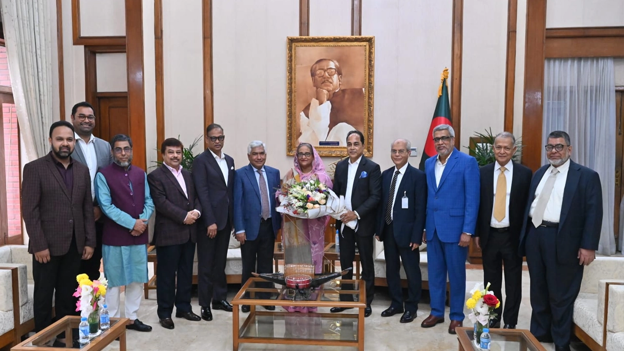গণভবনে অ্যাটকোর সদস্যদের সঙ্গে কুশল বিনিময় করেন প্রধানমন্ত্রী। ছবি : সংগৃহীত