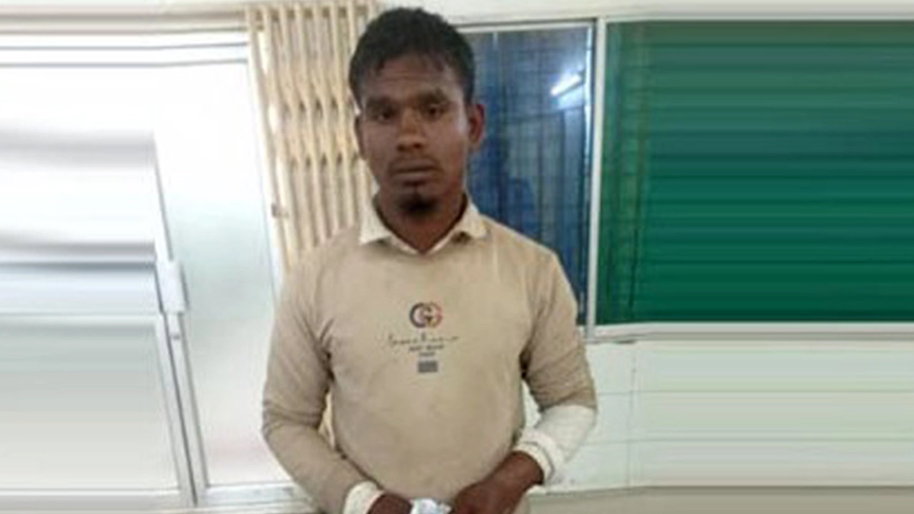 বগুড়ার শাজাহানপুরে আটক রোহিঙ্গা যুবক রুবেল মোহাম্মদ। ছবি : কালবেলা