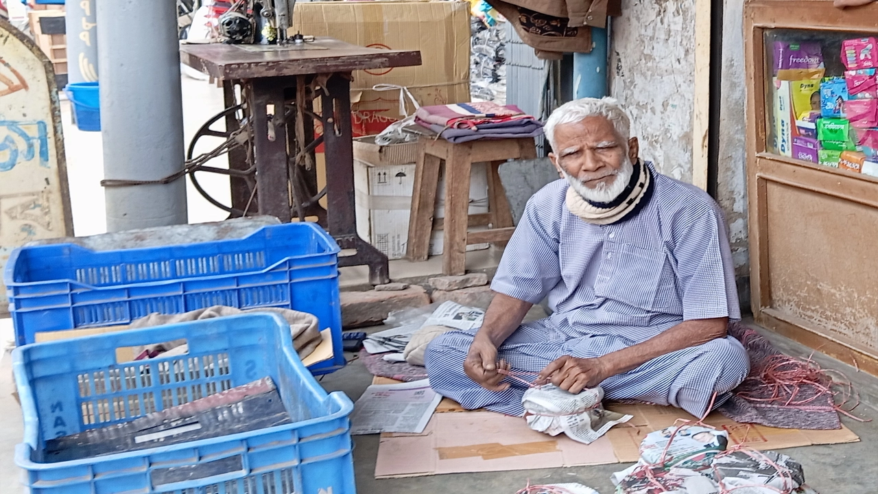 দই বিক্রেতা জিয়াউল হক জিয়া। ছবি : কালবেলা