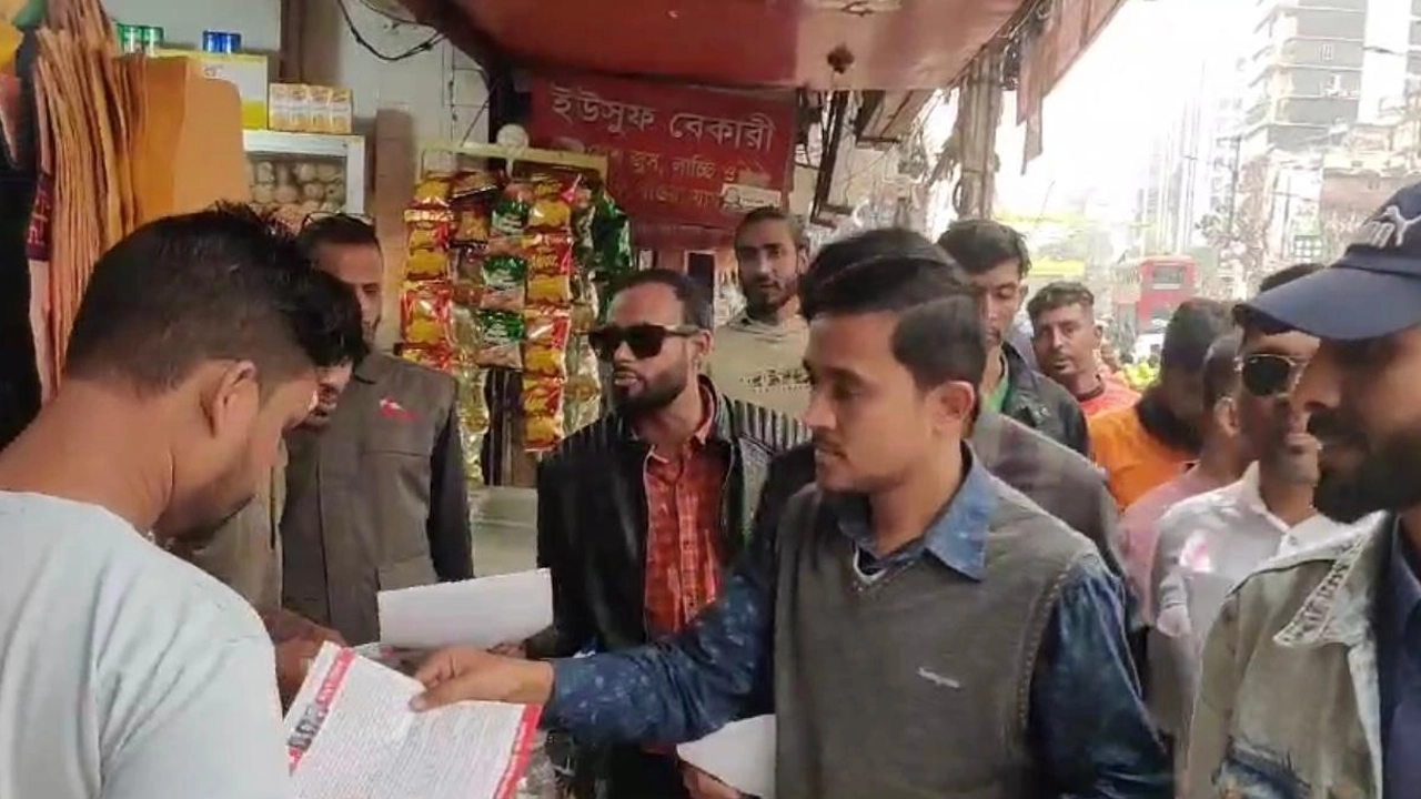 রাজধানীর পল্টন-বিজয়নগরে ছাত্রদলের নেতাকর্মীরা লিফলেট বিতরণ করেছেন। ছবি : কালবেলা