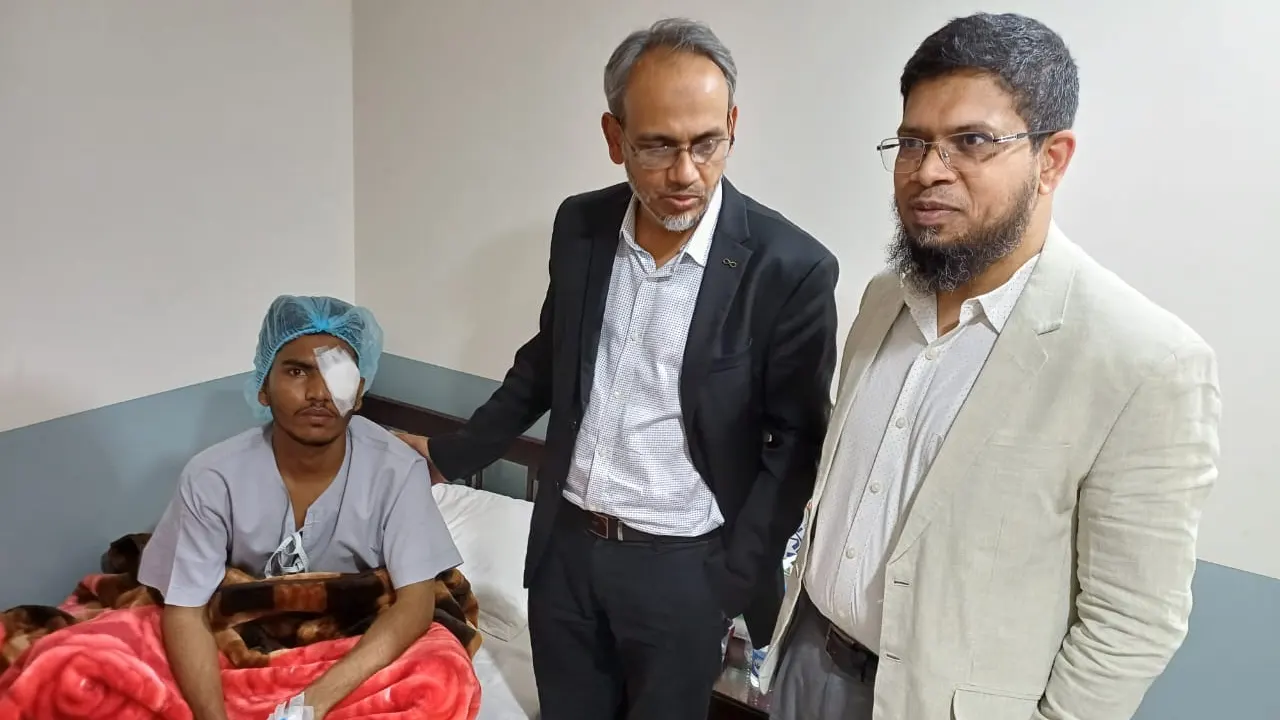 যুবদল নেতা মোহাম্মদ জুয়েলের চিকিৎসার সার্বিক খোঁজখবর নেয় বিএনপির স্বাস্থ্যবিষয়ক সম্পাদক ডা. মো. রফিকুল ইসলাম। ছবি : সংগৃহীত