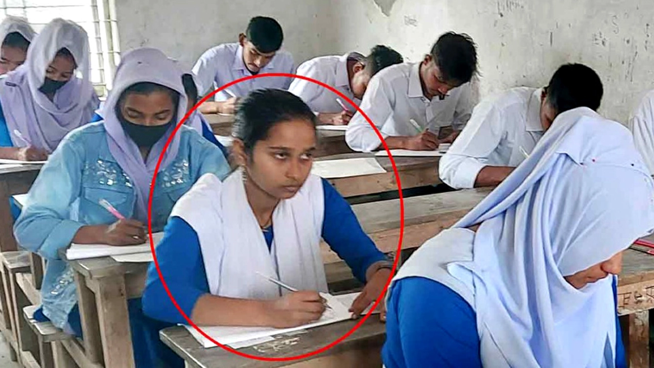 পরীক্ষা দিচ্ছেন ববিতা খাতুন। ছবি : সংগৃহীত