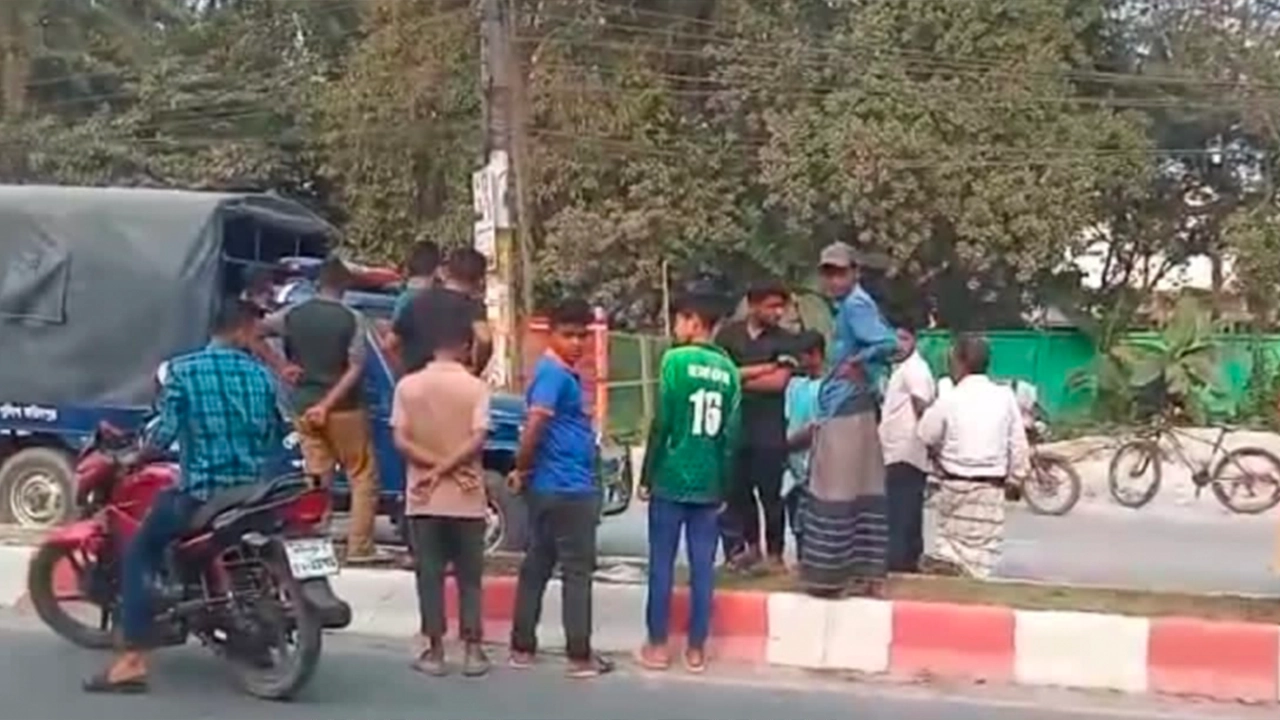 ঘটনাস্থল পরিদর্শন করে পুলিশ। ছবি : কালবেলা