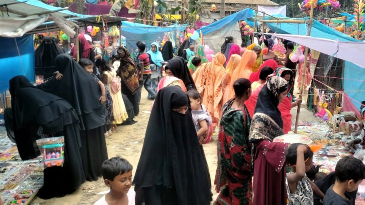 বিভিন্ন বয়সের নারীদের এই মেলায় স্বাচ্ছন্দ্যে পছন্দের জিনিসপত্র কিনতে দেখা যায়। ছবি : কালবেলা