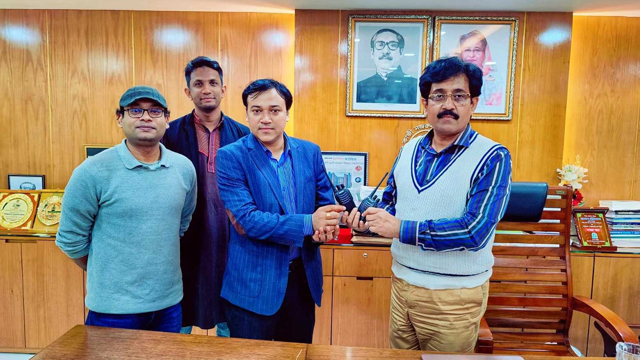 জাতীয় কবি কাজী নজরুল ইসলাম বিশ্ববিদ্যালয়ে নিরাপত্তা সরঞ্জামের সঙ্গে যুক্ত হলো ওয়াকিটকি। ছবি : কালবেলা