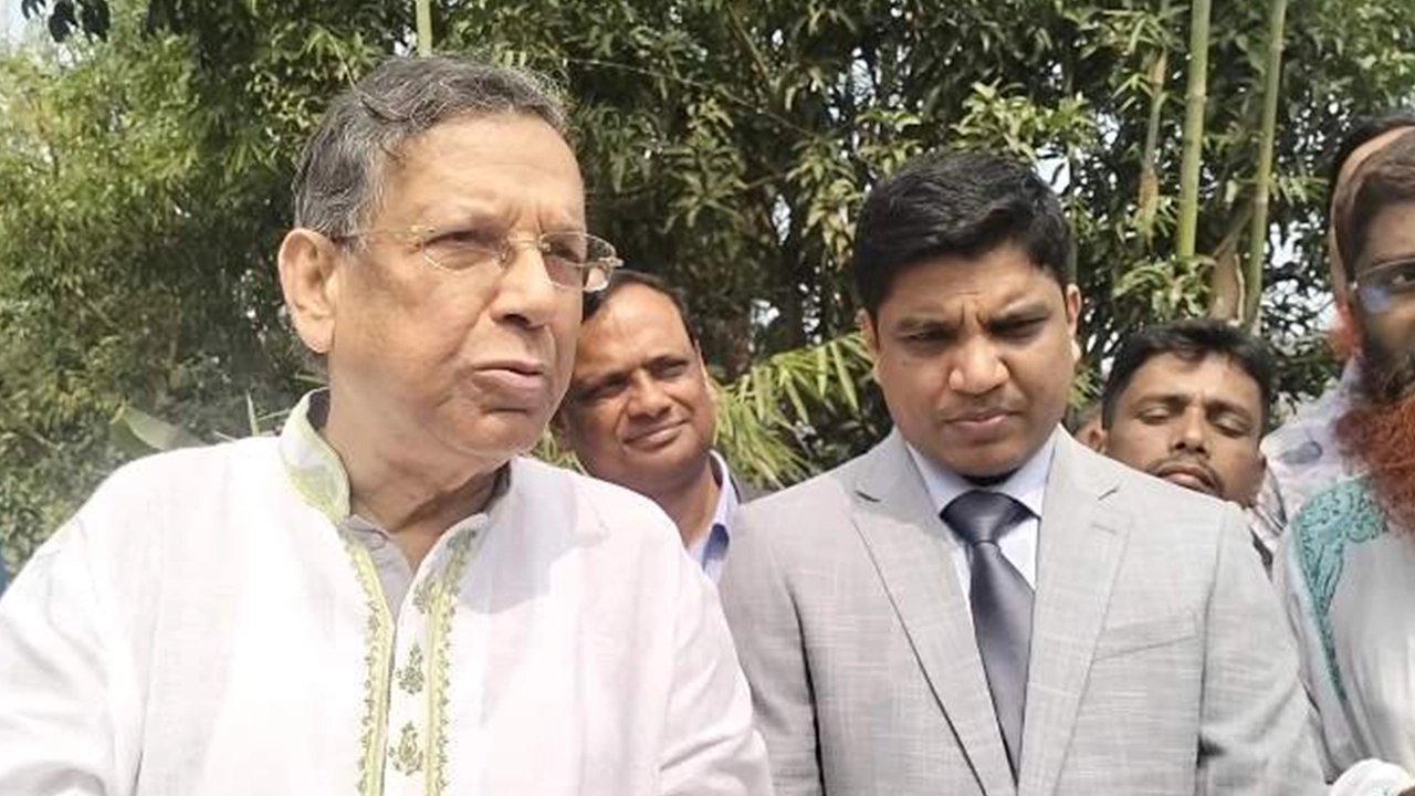 সাংবাদিকদের সঙ্গে কথা বলছেন আইনমন্ত্রী আনিসুল হক। ছবি : কালবেলা