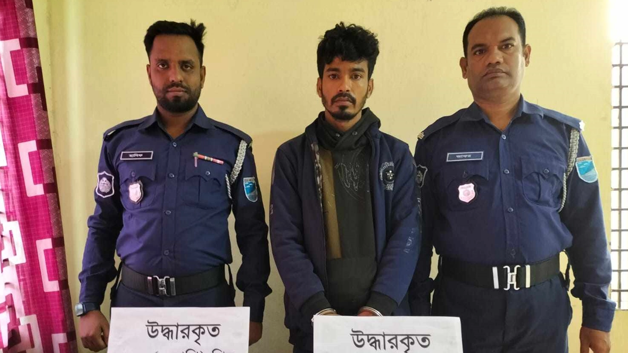 দুই পুলিশ সদস্যের মাঝে রাজবাড়ীর আলোচিত মাদক কারবারি সাদ্দাম হোসেন। ছবি : কালবেলা